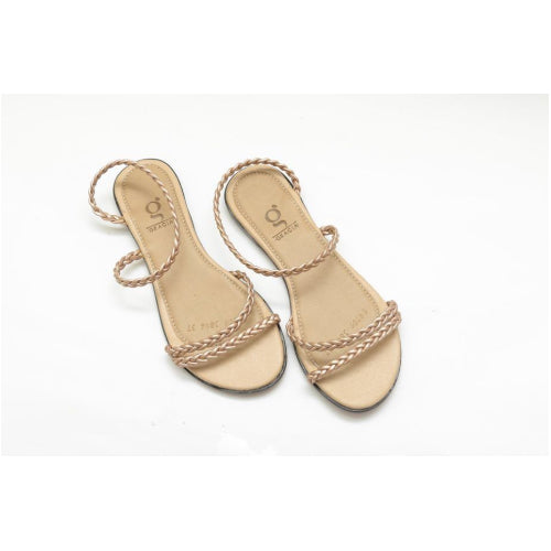 Flats doradas con detalle en forma de trenza.