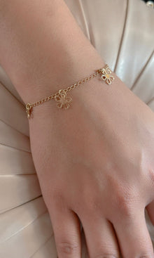 Pulsera de oro laminado con dijes