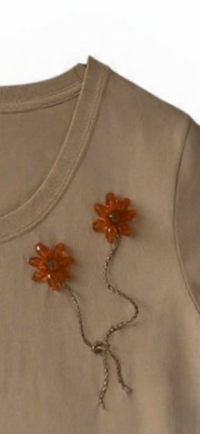 Blusa Nude con flores anaranjadas y lazo café Talla M