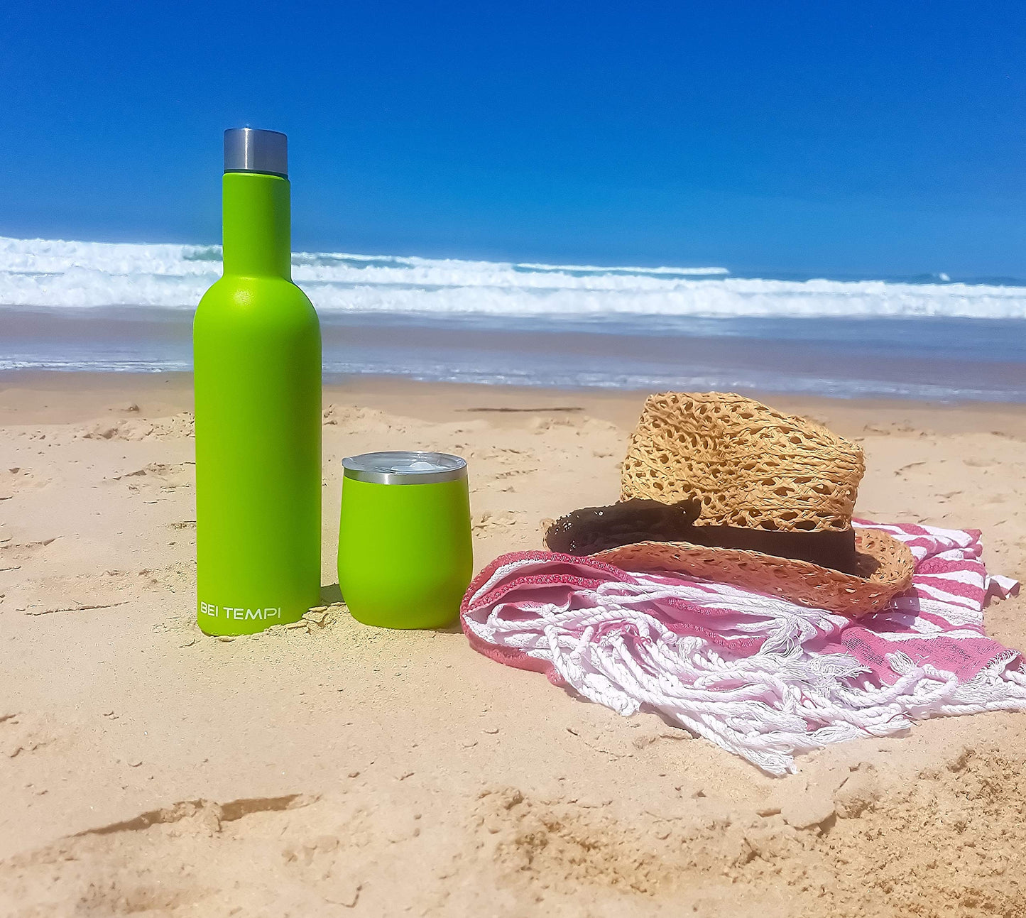 Botella de Vino de Acero Inoxidable y Juego de 2 Vasos de Vino Aislados