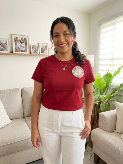 Blusa roja con flor blanca de encaje Talla M