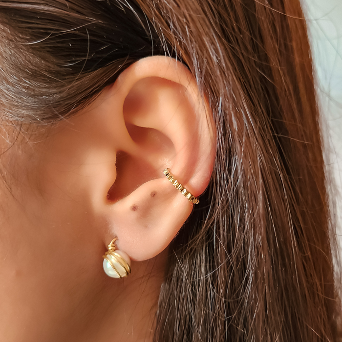 Set aretes de perlas más ear cuff dorados.