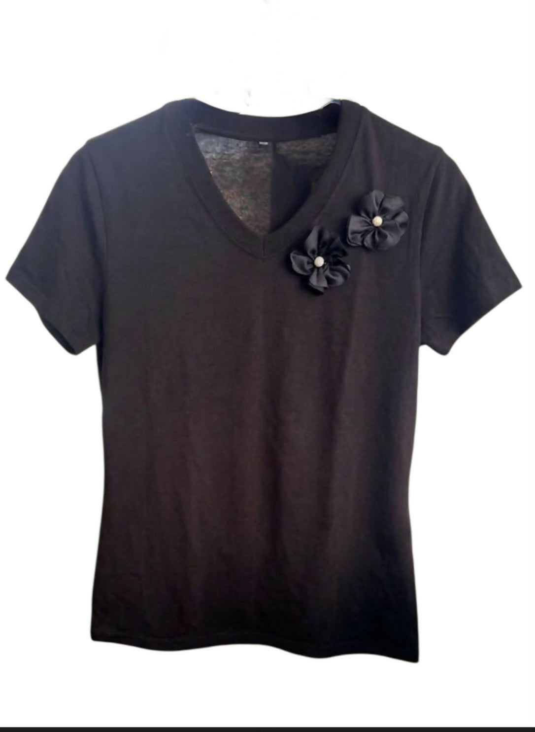 Blusa negra con dos flores negras y perla Talla M