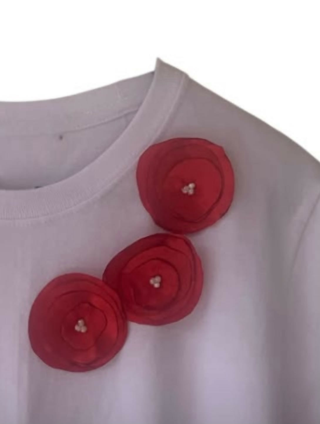 Blusa blanca con tres flores rojas Talla L