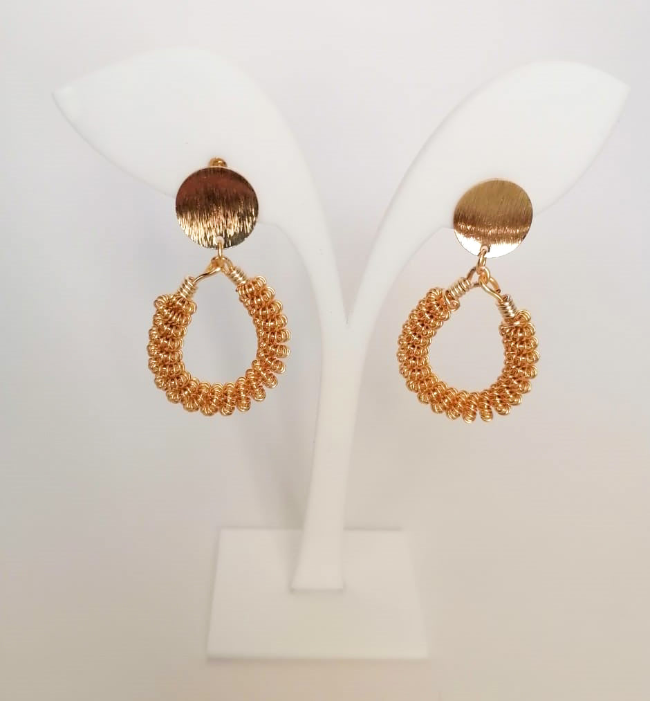 Aretes entorchados con alambre en oro laminado