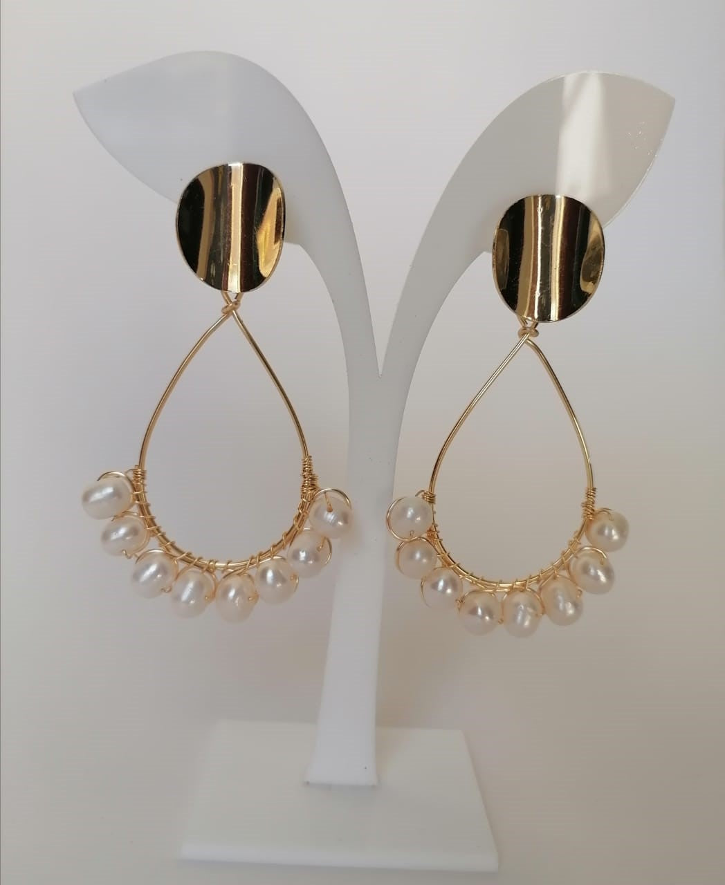 Aretes en forma de gota en oro laminado y perlas cultivadas