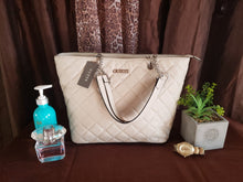 Cartera crema Guess