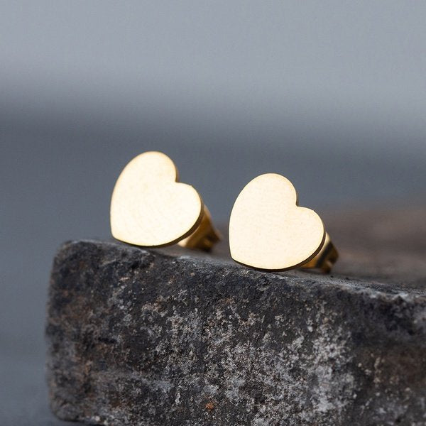 Aretes de corazón de acero inoxidable dorados.