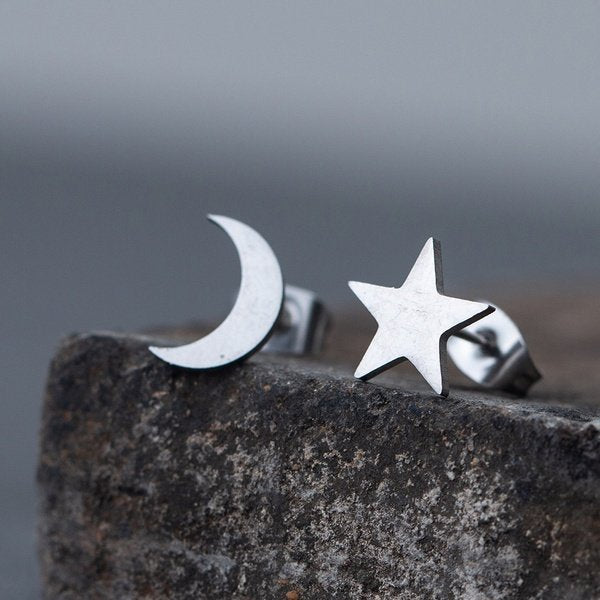 Aretes de acero inoxidable de luna y estrella plateados.
