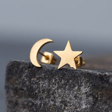 Aretes de acero inoxidable de luna y estrella dorados.