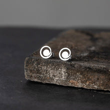 Aretes de acero inoxidable doble o plateado.