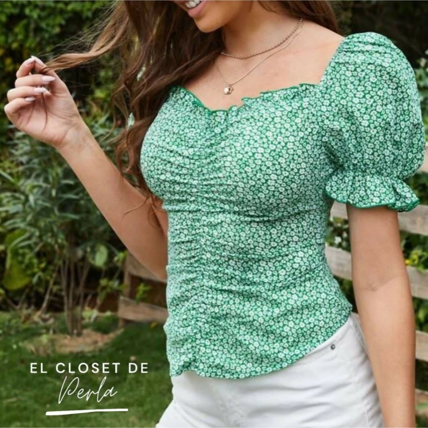 Blusa floral con escote de corazón. - Green, S