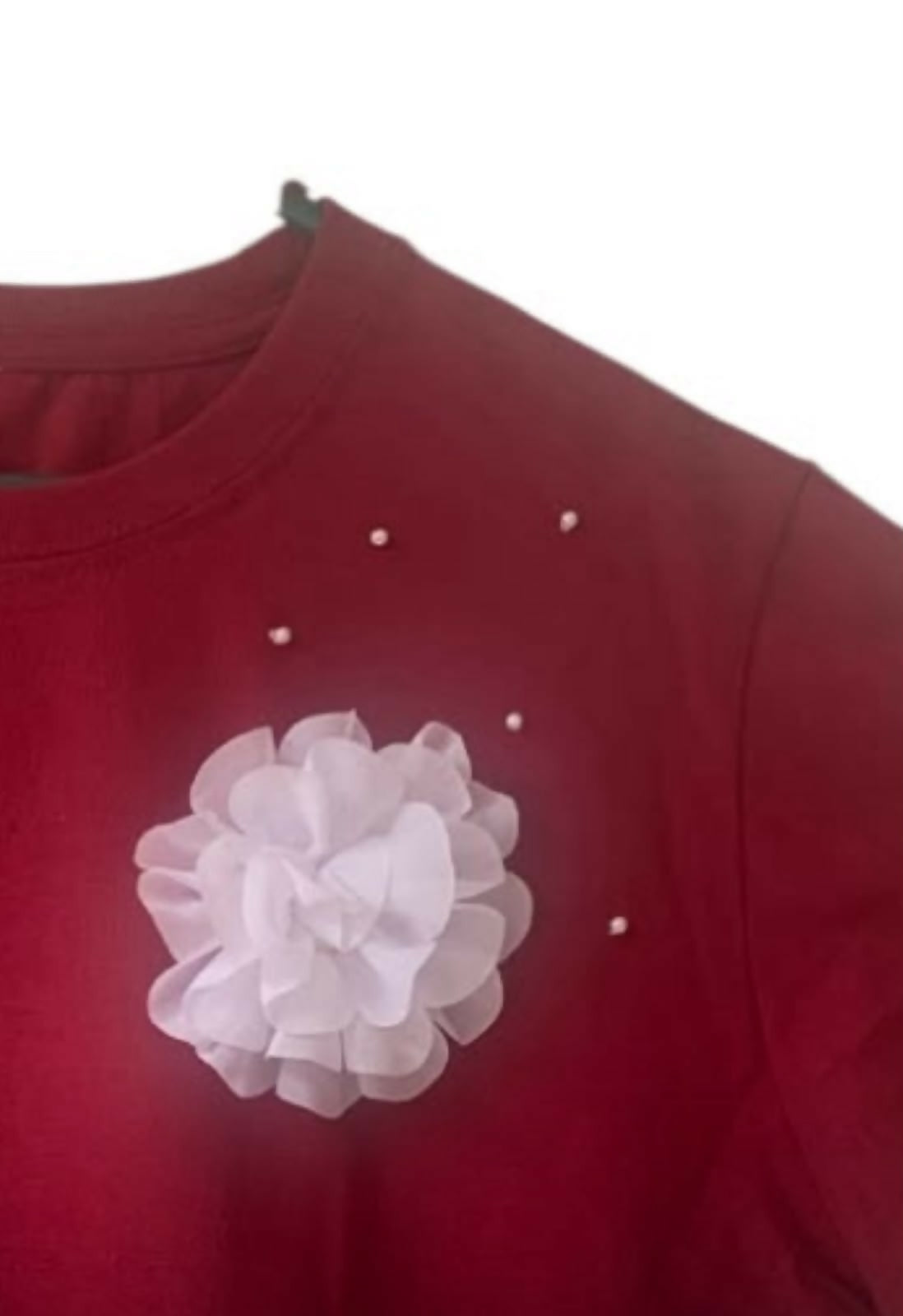 Blusa roja con flor blanca y perlas Talla XL