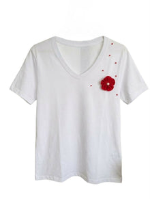 Blusa blanca con adornos rojos manga corta talla L.