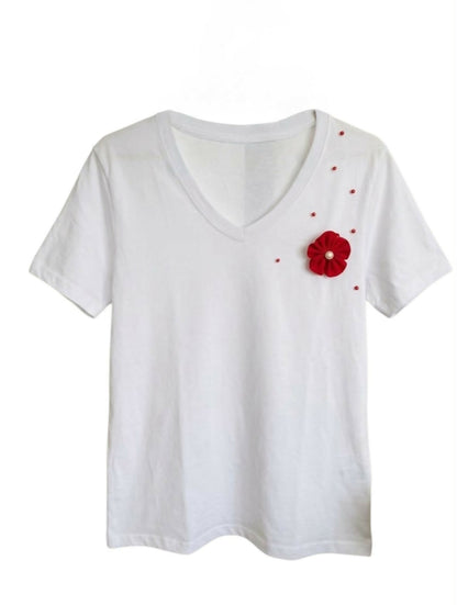 Blusa blanca con adornos rojos manga corta talla L.