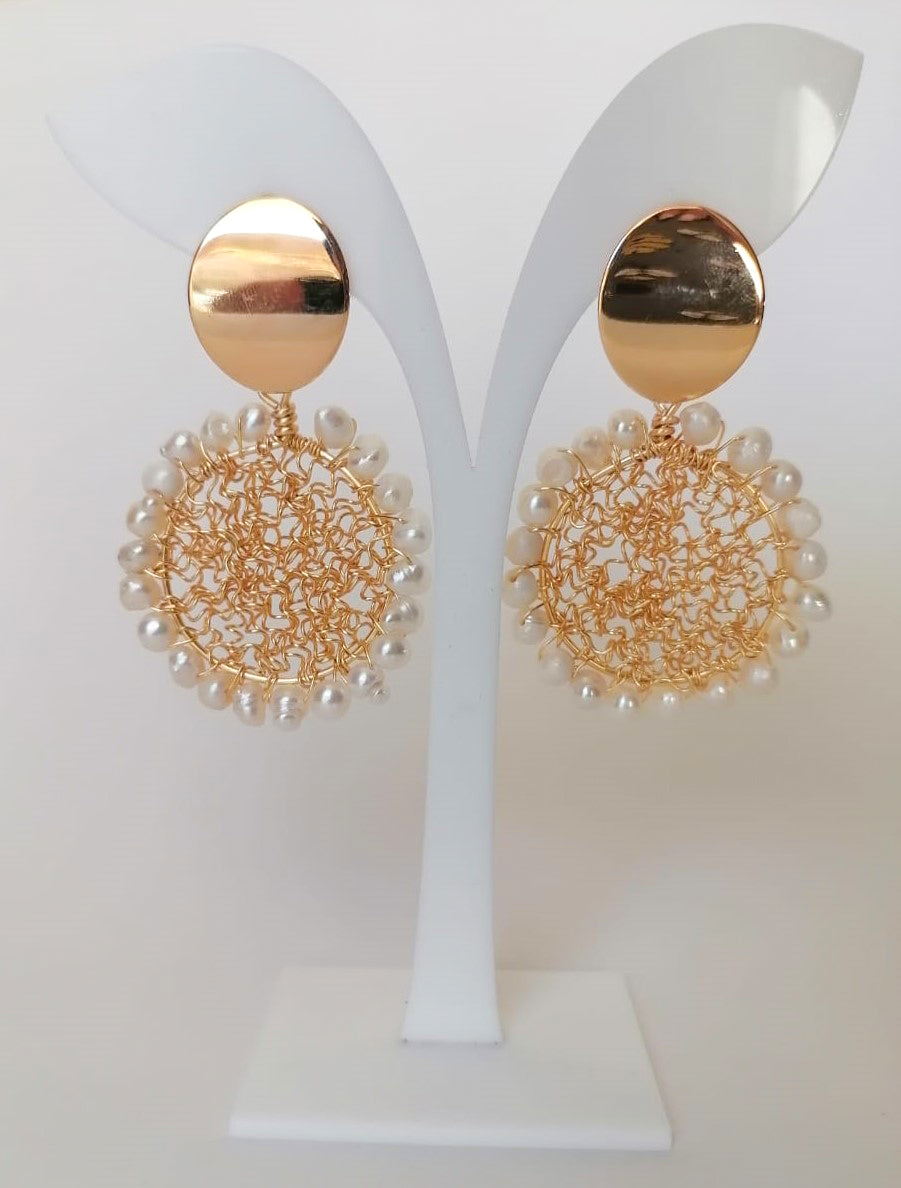 Aretes tejidos en oro laminado y perlas cultivadas