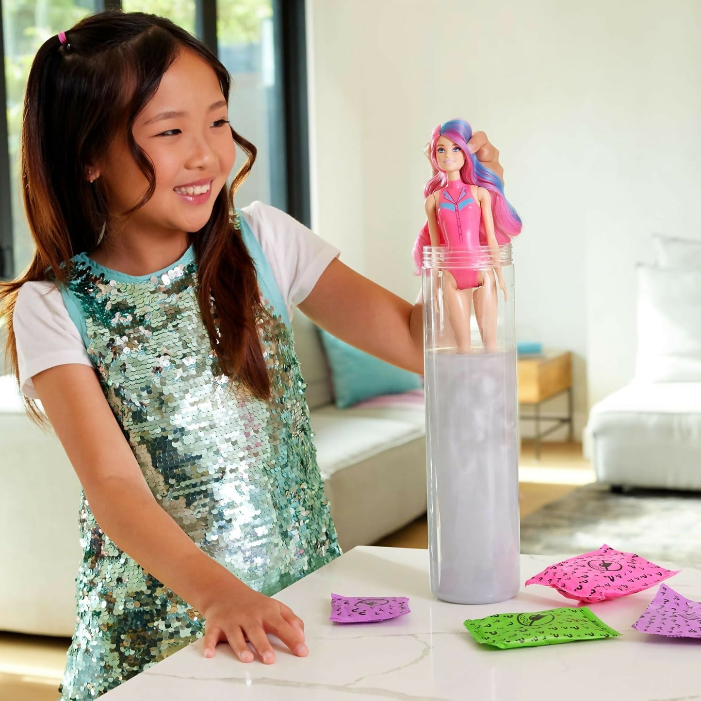 Barbie Color Reveal con 6 sorpresas, serie Disco Star con brillo metálico (Muñeca Sorpresa).