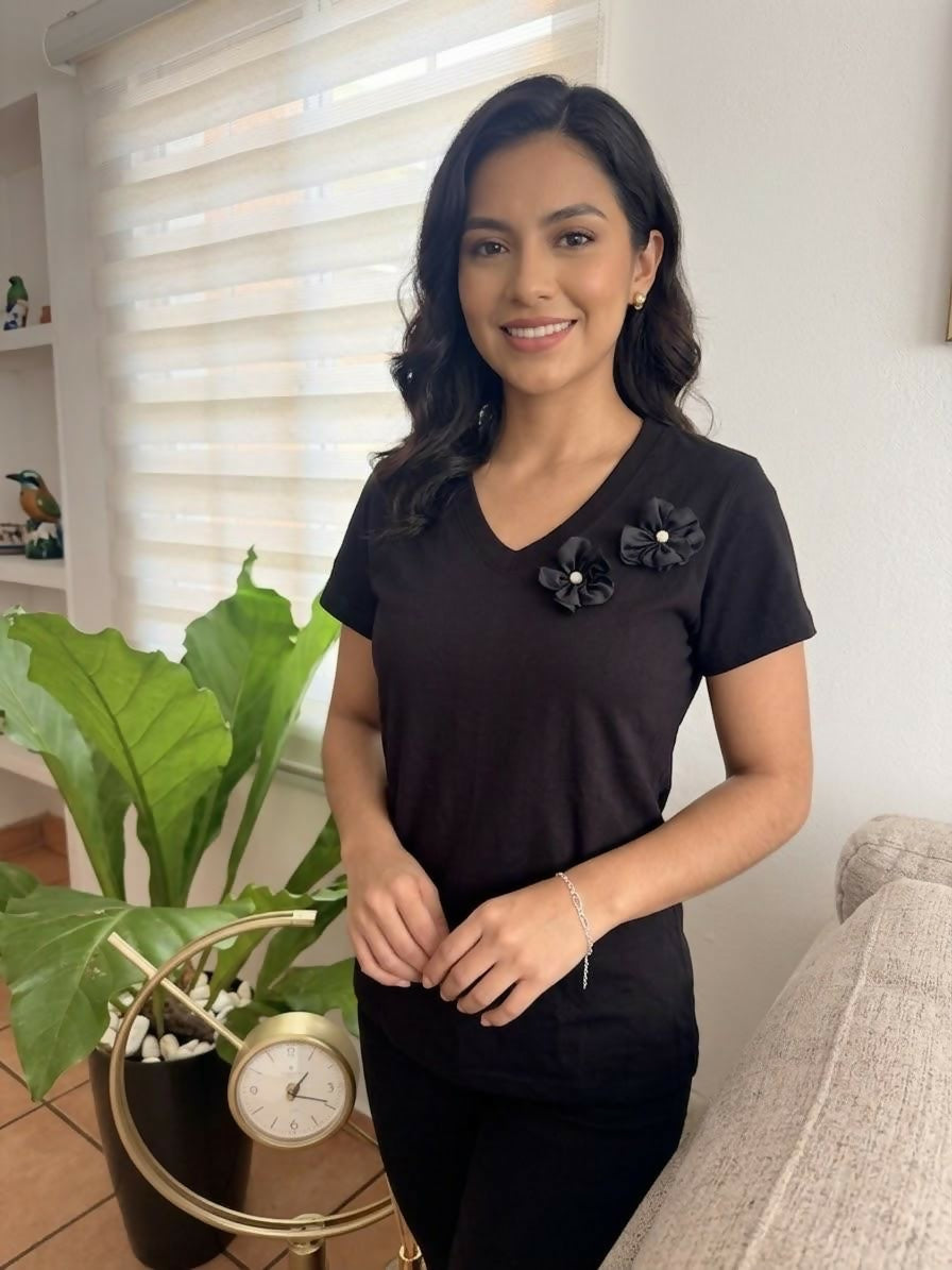 Blusa negra con dos flores negras y perla Talla M