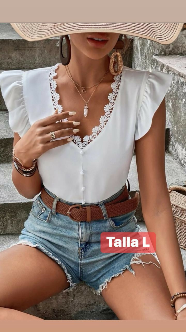 blusa blanca con detalle en el cuello y botones