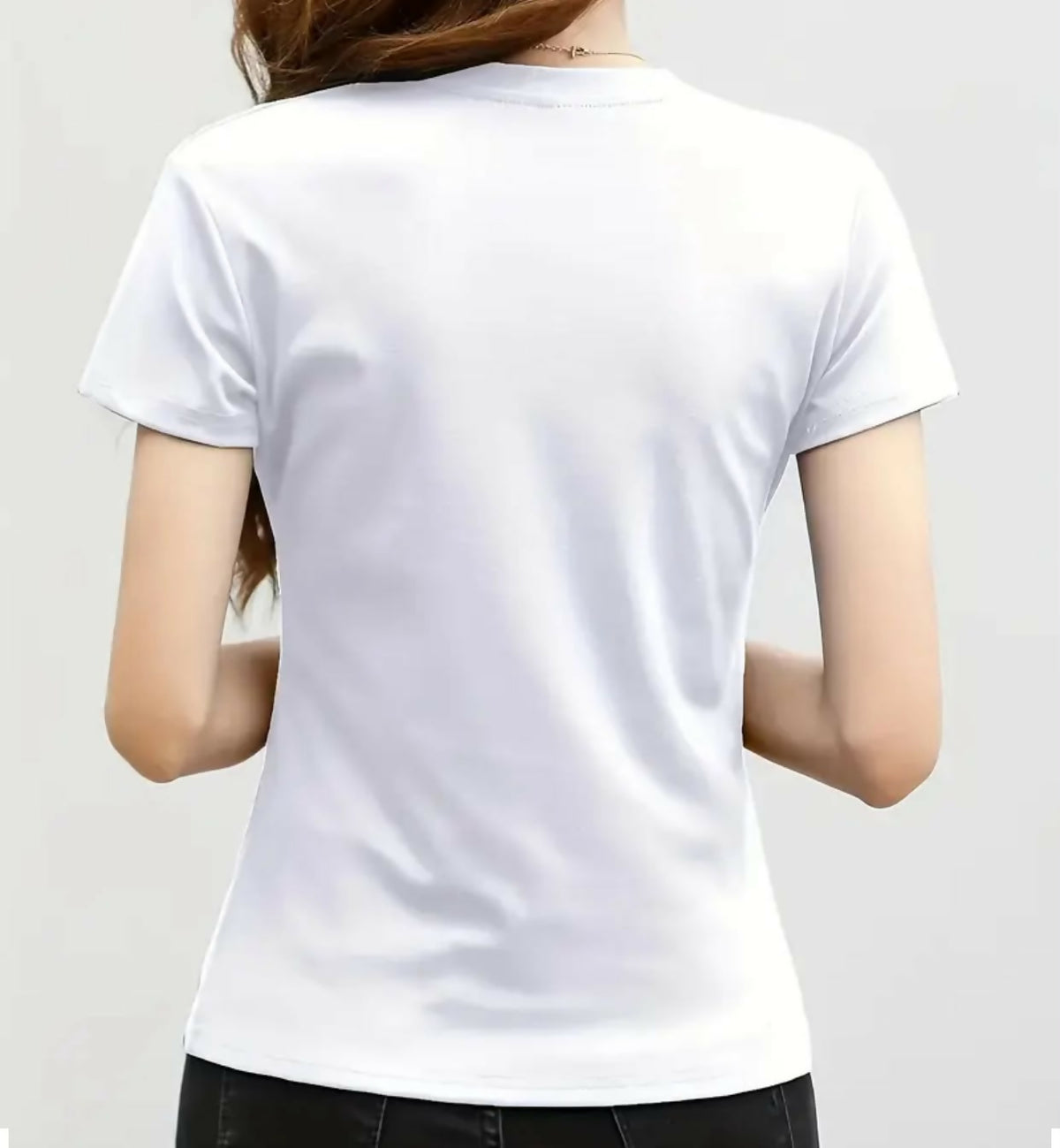 Blusa blanca con adornos rojos manga corta talla L.