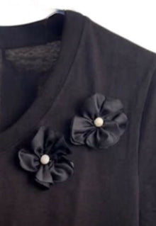 Blusa negra con dos flores negras y perla Talla M