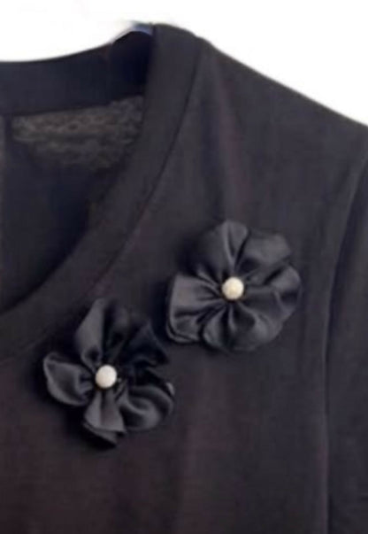 Blusa negra con dos flores negras y perla Talla M