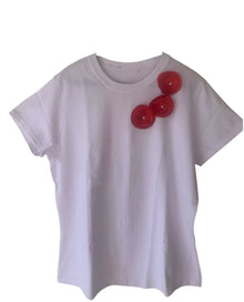 Blusa blanca con tres flores rojas Talla L