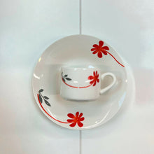 Set de platos cerámicos con flores rojas