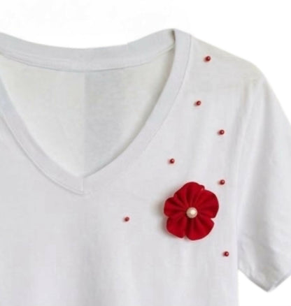 Blusa blanca con adornos rojos manga corta talla L.