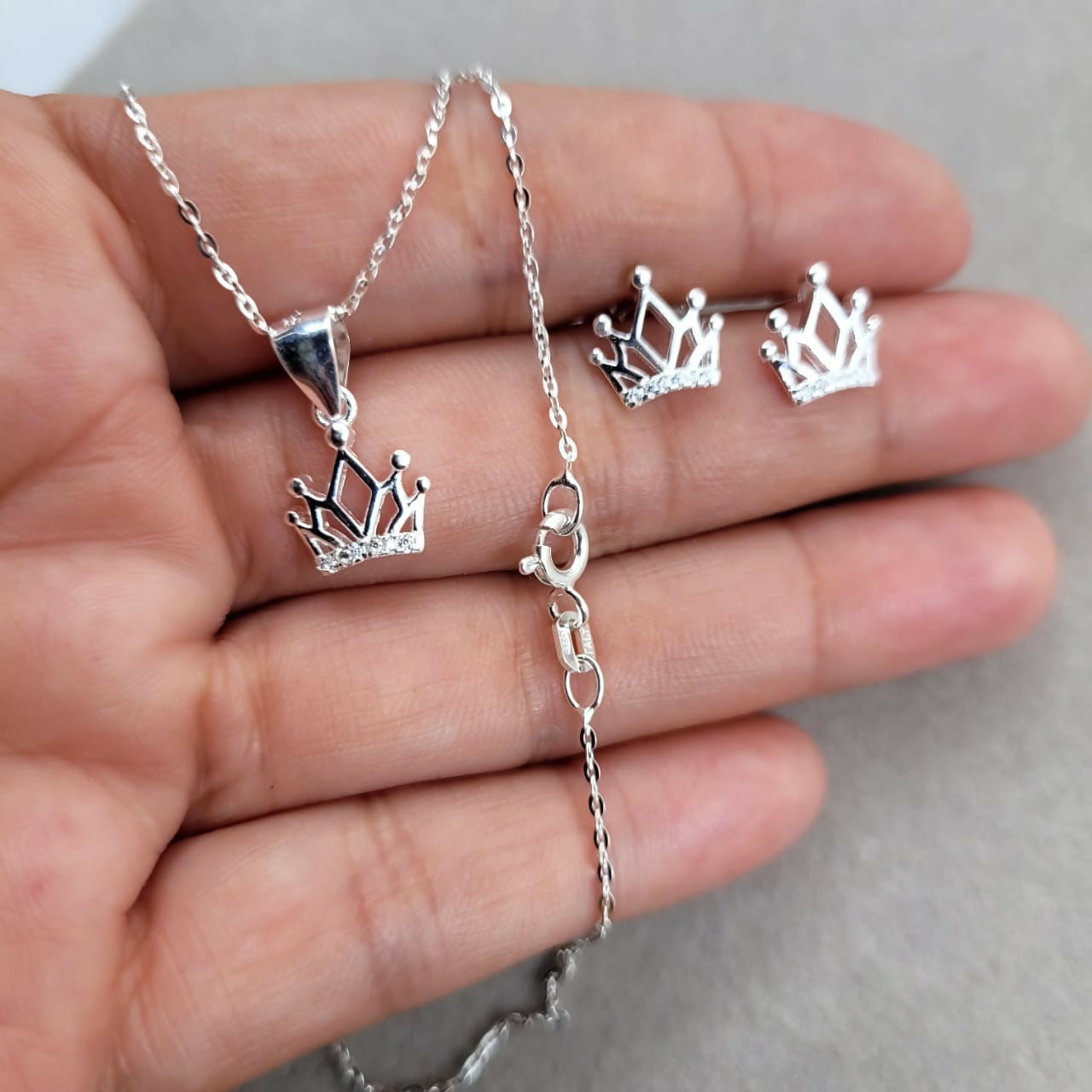 Juego aretes mas dije y cadena Corona Plata 925