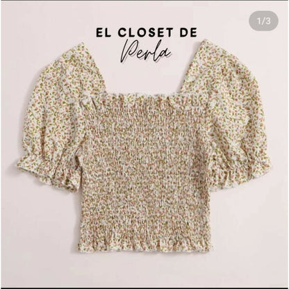 Blusa fruncida con margaritas. - M