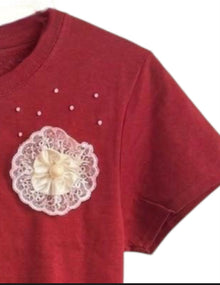 Blusa roja con flor blanca de encaje Talla M