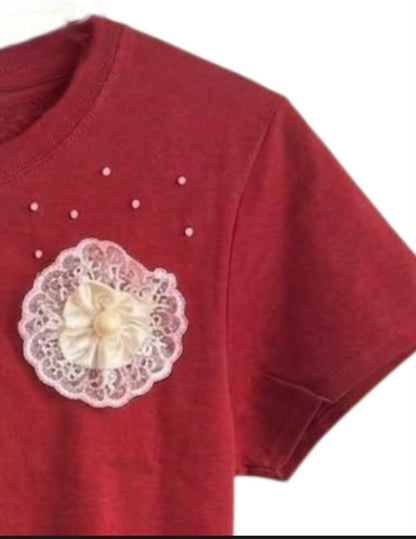 Blusa roja con flor blanca de encaje Talla M