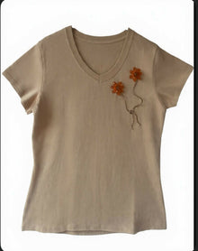 Blusa Nude con flores anaranjadas y lazo café Talla M