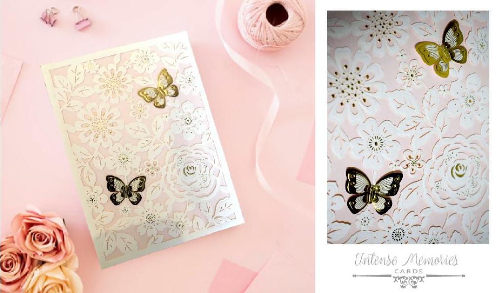 16 Tarjetas de invitación de corte láser con diseño de mariposa en 3D dorado para Paquete de 16 unidades con sobres blancos.