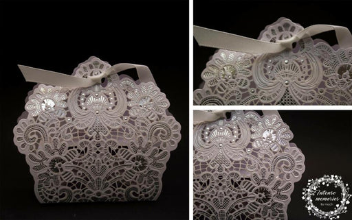 Cajitas para dulces o chocolates, color BLANCO con destellos plateados, corte láser  diseño floral con listones blancos. Paquete de 25 unidades